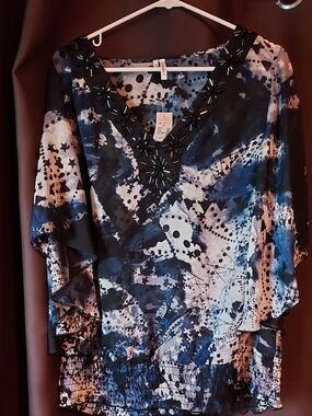 Embellished V-Neck Blue & White Abstract Print Women's Top